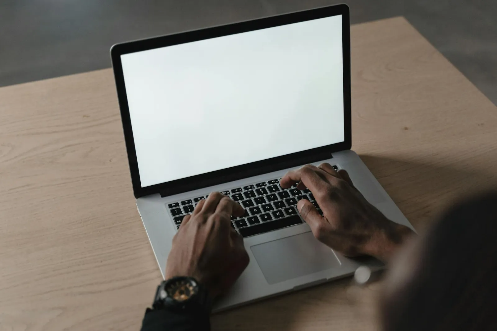 Computador ao lado de documentos, sugerindo template e edição de currículo.