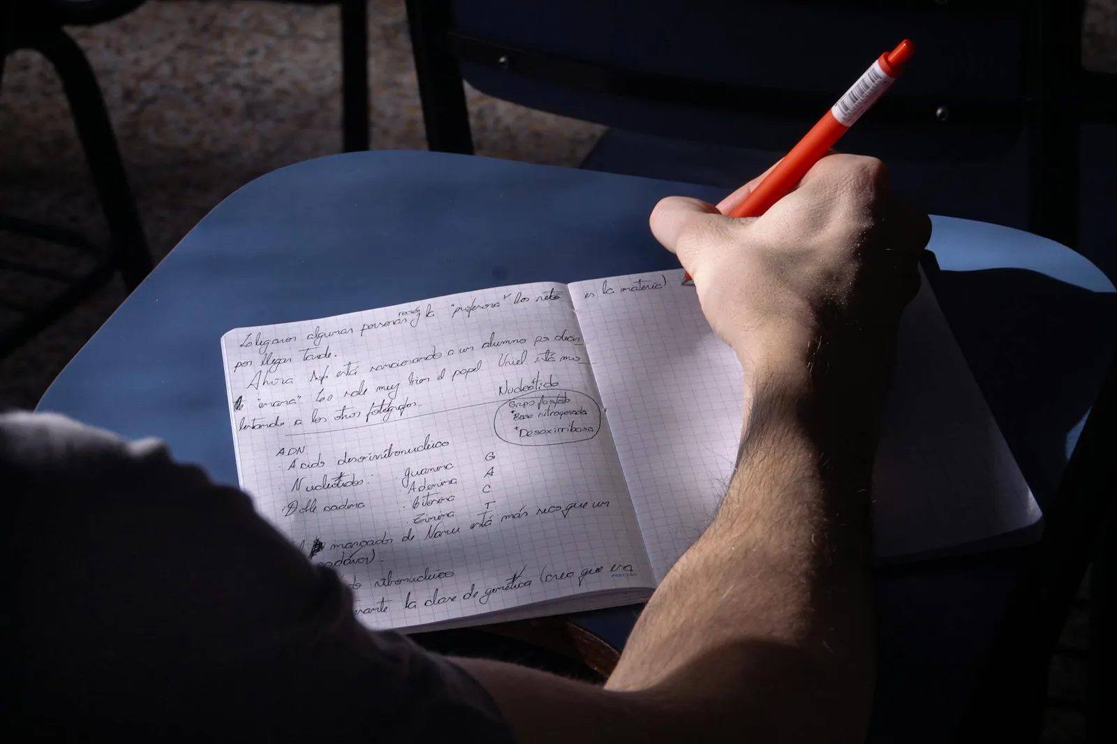 Caderno aberto e lápis em foco, com documentos ao fundo, transmitindo preparação para perguntas
