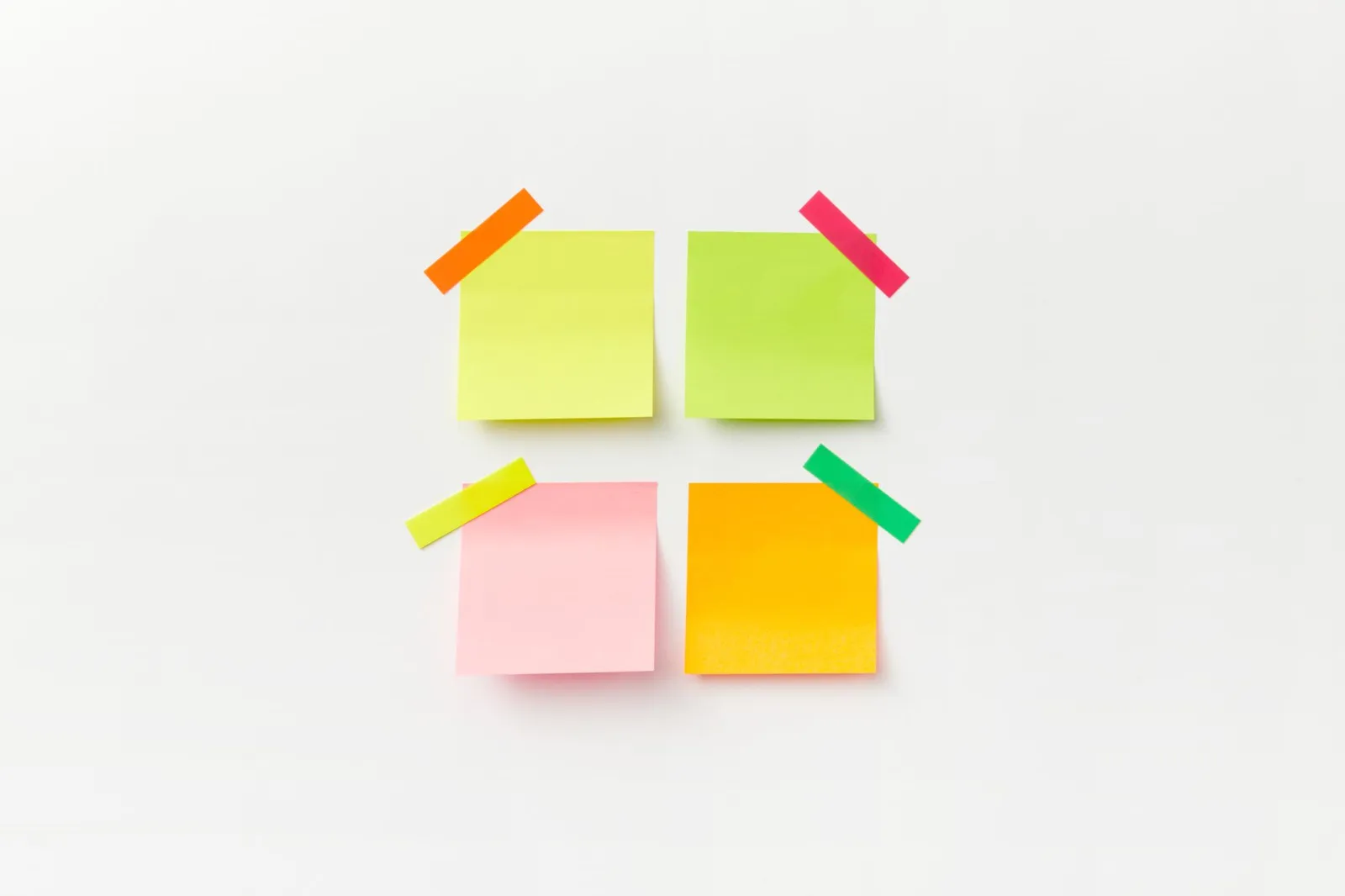Calendário e cronograma de estudos com post-its e folhas pautadas sobre mesa.