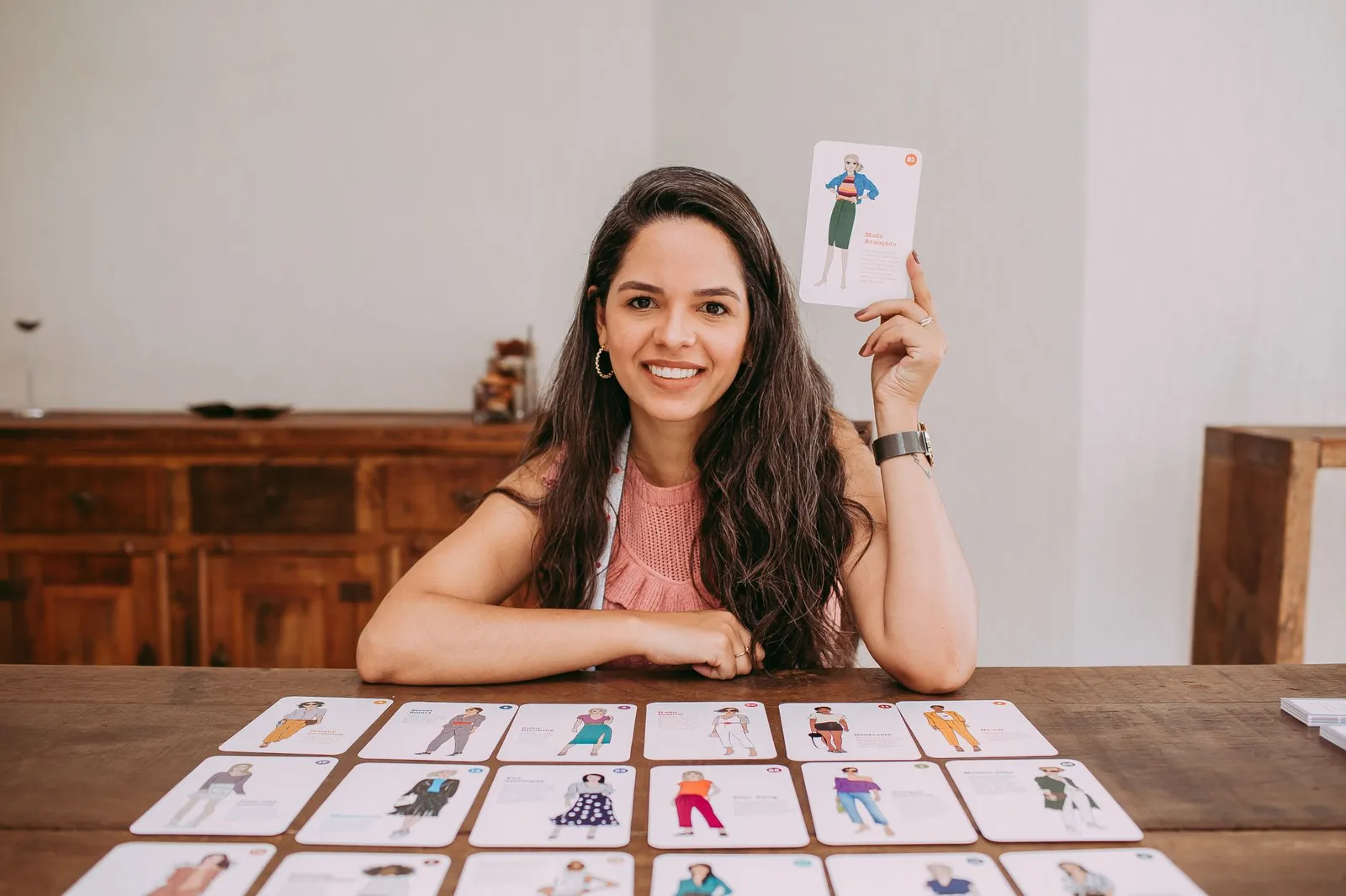 Cartões de revisão e caderno com anotações organizadas, timer e materiais de estudo na mesa.