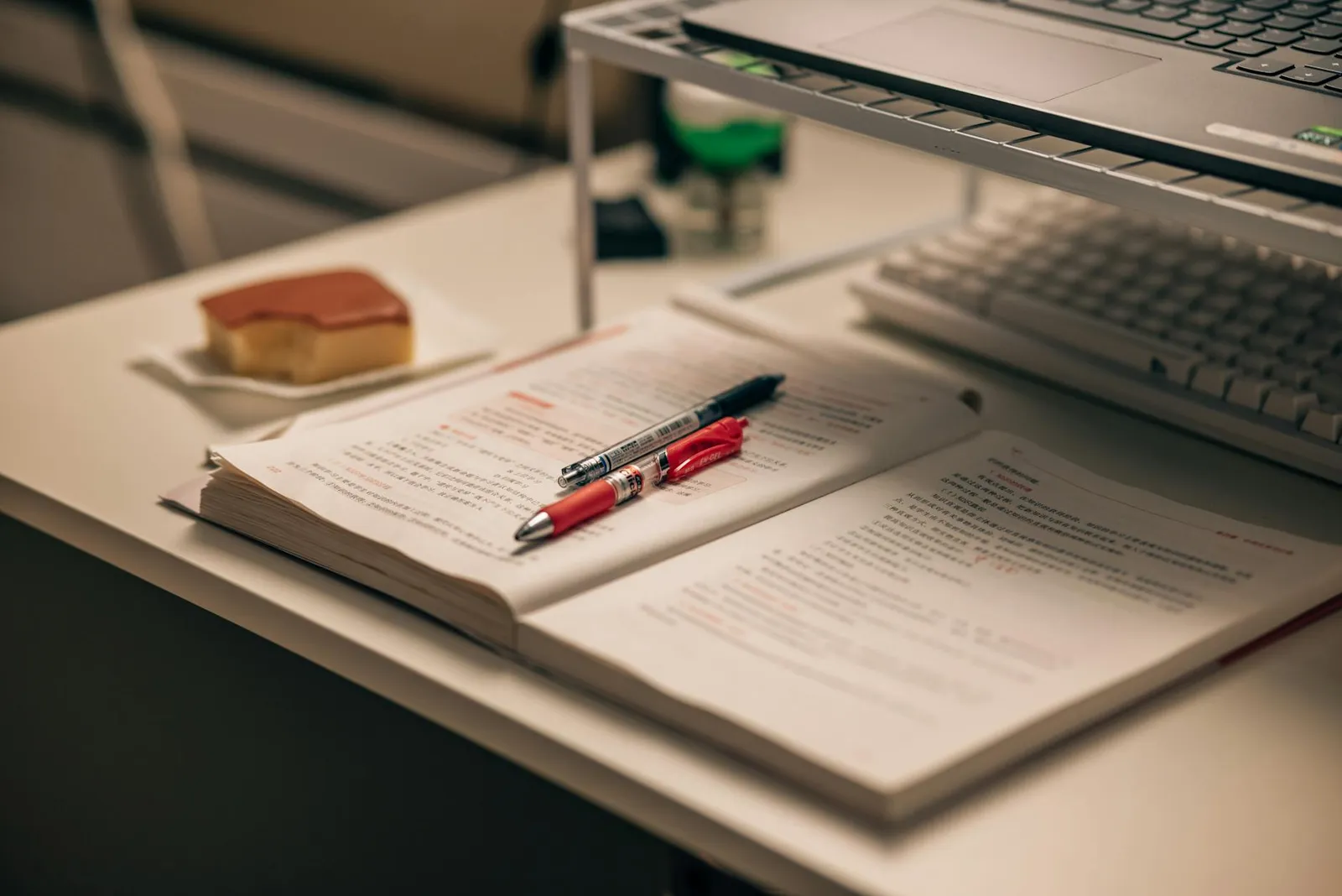 Ambiente de estudos com computador e anotações ilegíveis, representando preparação para novas carreiras.