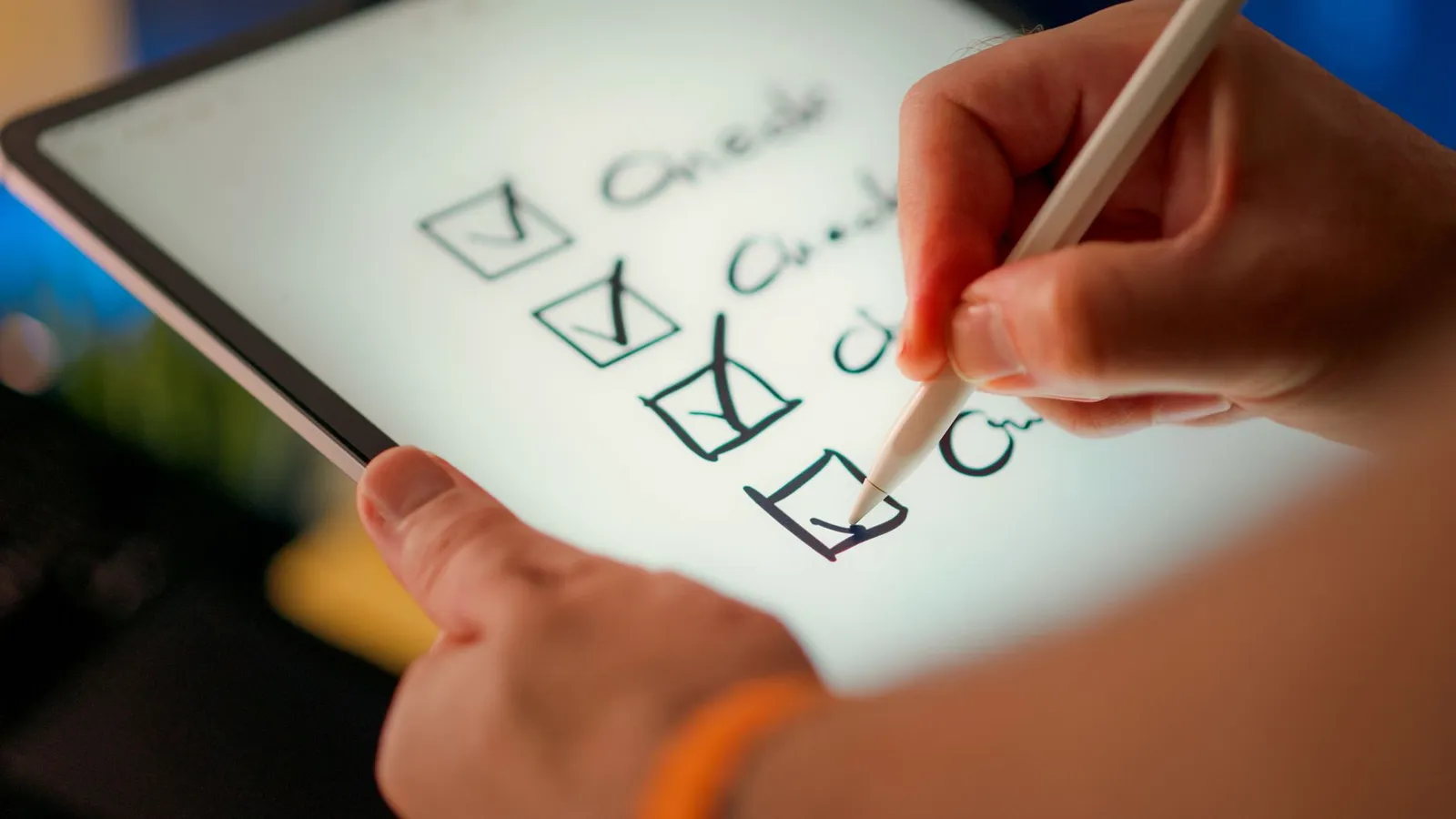 Mãos organizando checklist e marcando tarefas, simbolizando disciplina diária no trabalho.