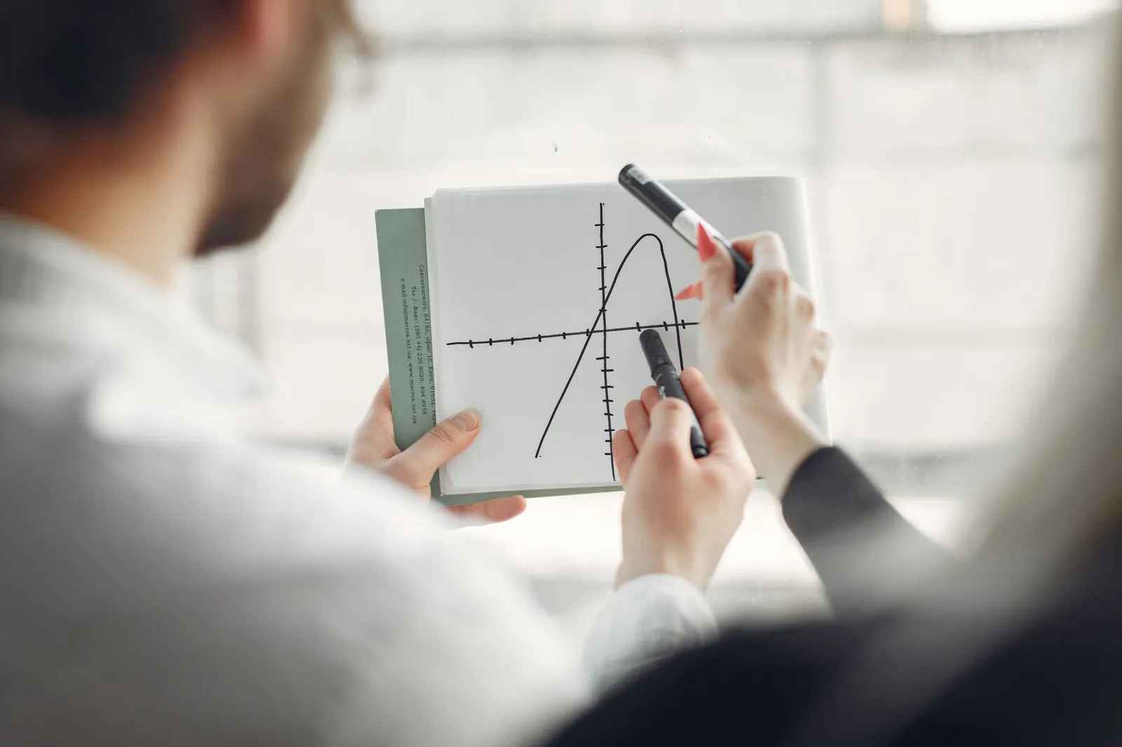 Notebook e materiais de estudo com diagramas abstratos, representando hard e soft skills.