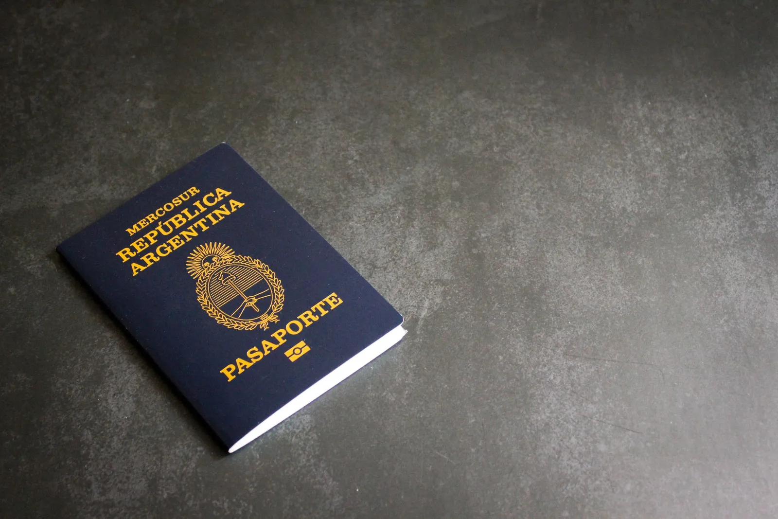Itens que representam vínculos de trabalho: crachá genérico, relógio de ponto e anotações.
