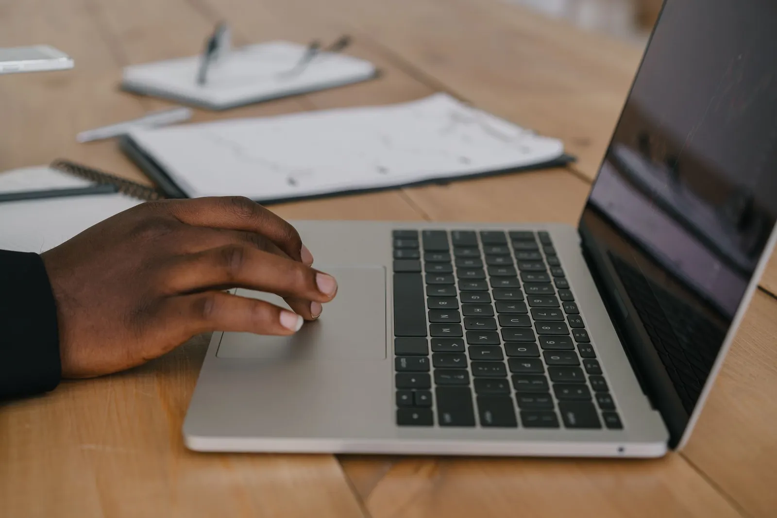 Mesa com celular e laptop sugerindo busca de vagas em plataformas digitais