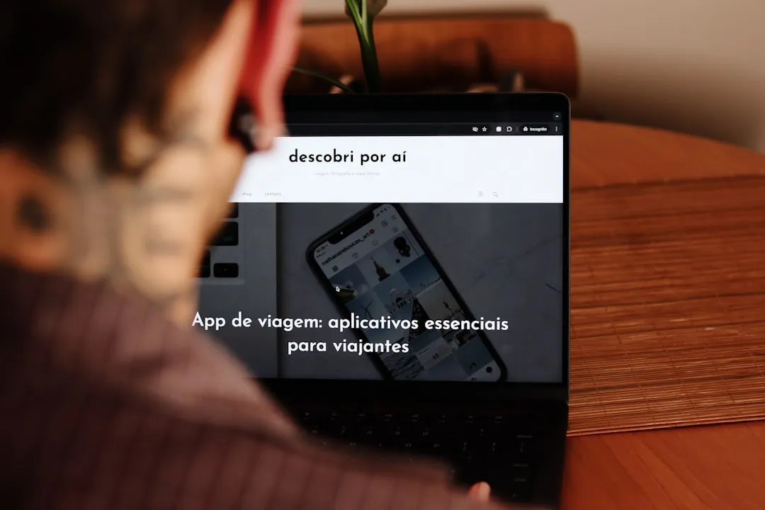 Smartphone e dispositivos sobre mesa, sugerindo busca de oportunidades de trabalho remoto.