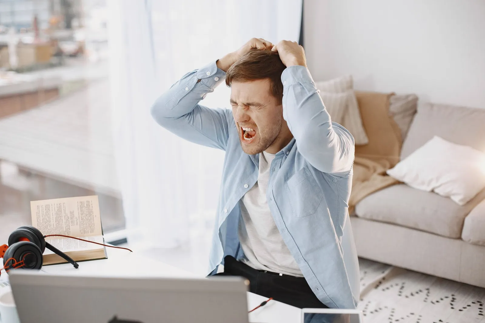 Ambiente de alerta com laptop e elementos de segurança para evitar golpes em vagas remotas.