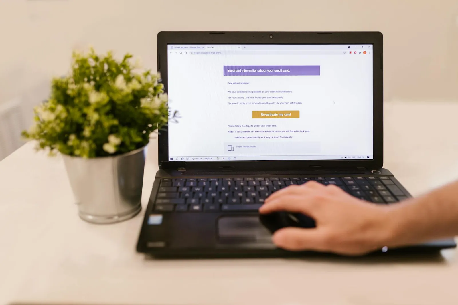 Mãos digitando em notebook com ícones genéricos e sensação de proteção ao enviar dados para vagas.